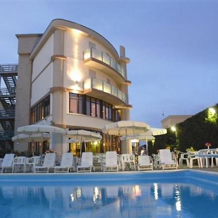 Hotel Capitol San Mauro Mare Exterior foto