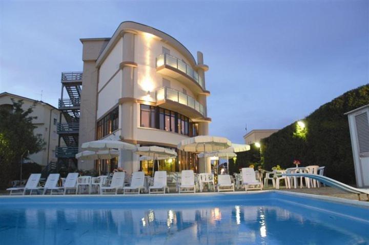 Hotel Capitol San Mauro Mare Exterior foto